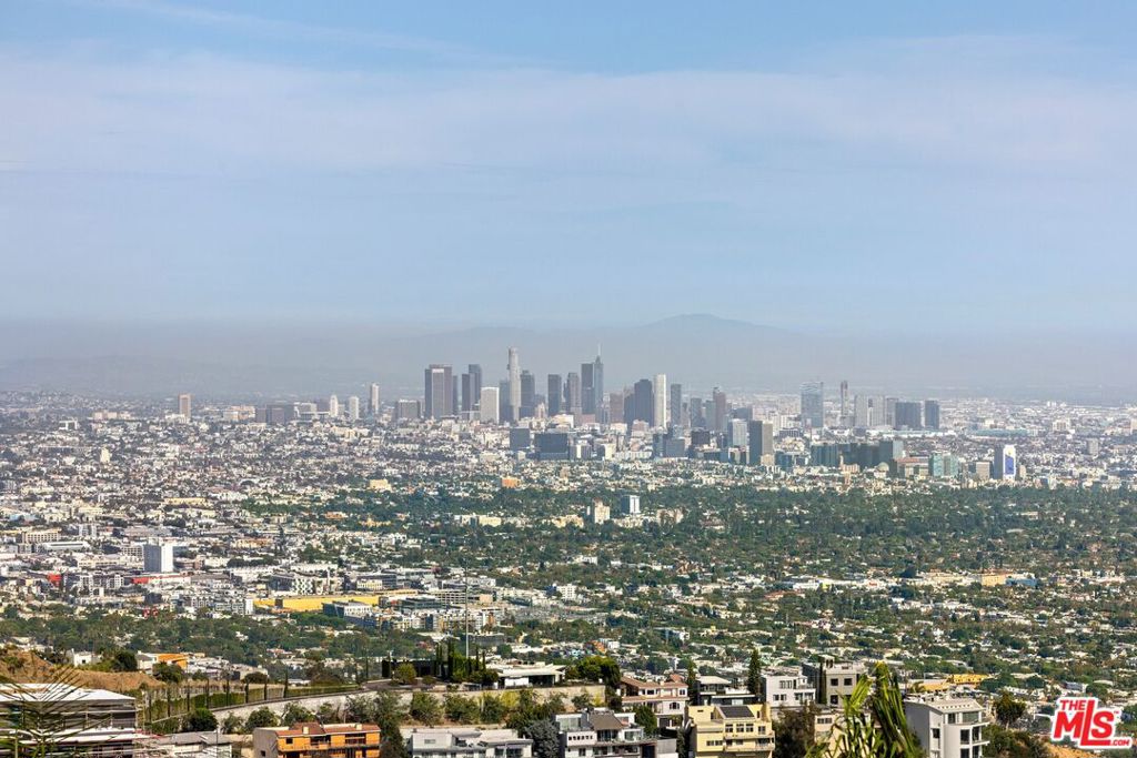 2260 Sunset Plaza Drive