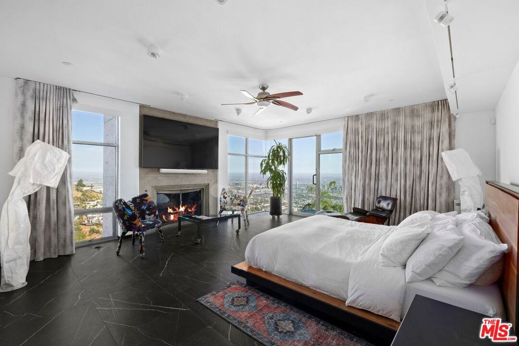 2260 Sunset Plaza Drive