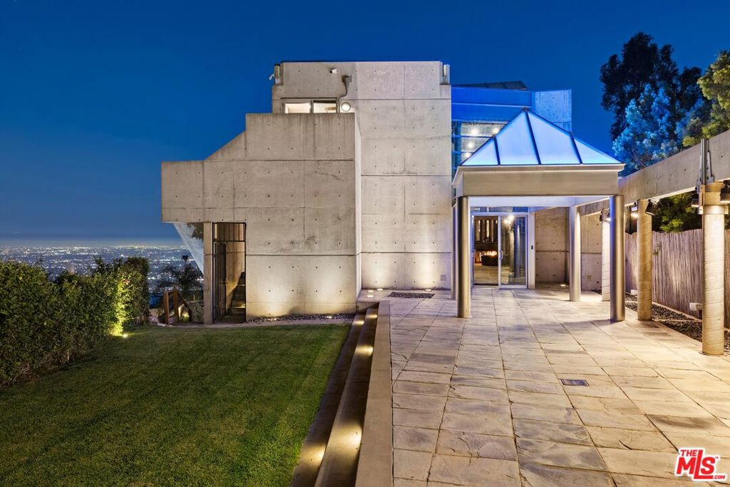 2260 Sunset Plaza Drive