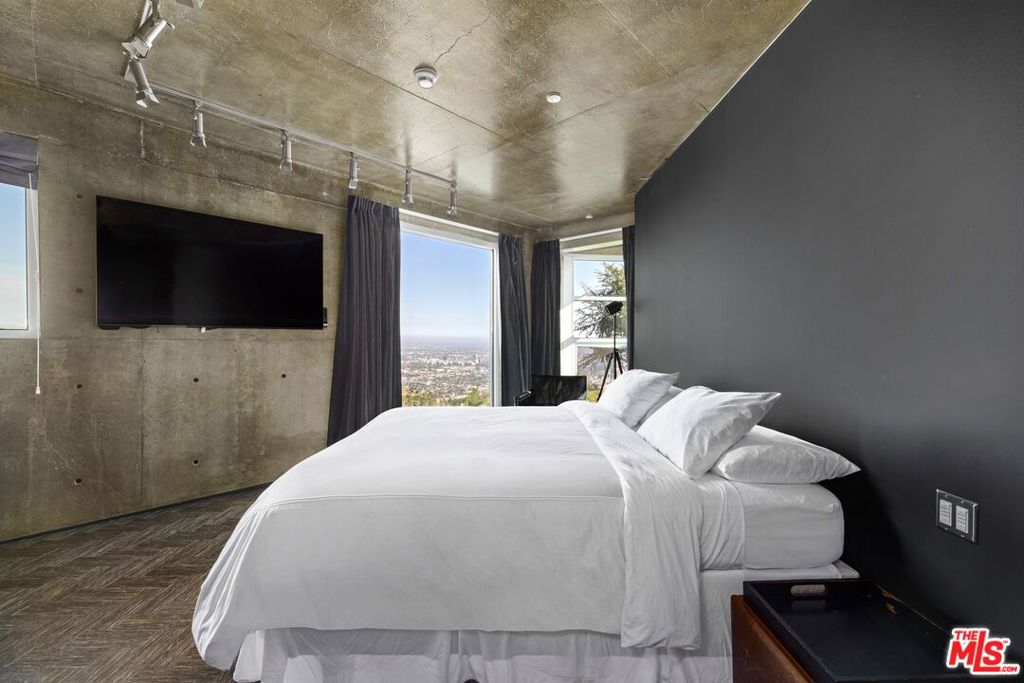 2260 Sunset Plaza Drive