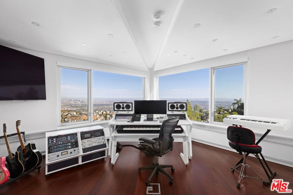 2260 Sunset Plaza Drive