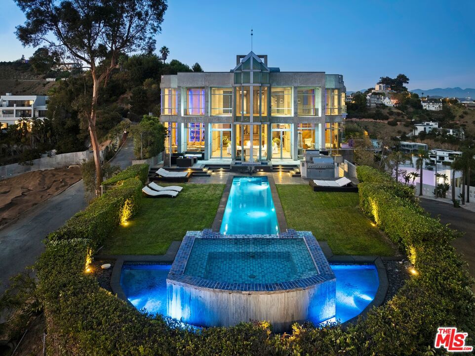 2260 Sunset Plaza Drive