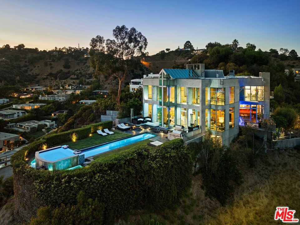 2260 Sunset Plaza Drive