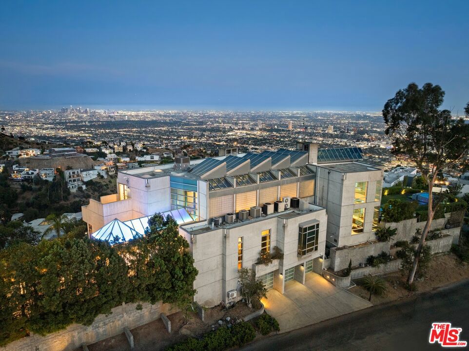 2260 Sunset Plaza Drive