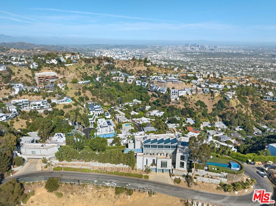 2260 Sunset Plaza Drive