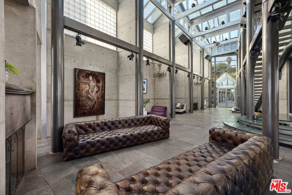 2260 Sunset Plaza Drive