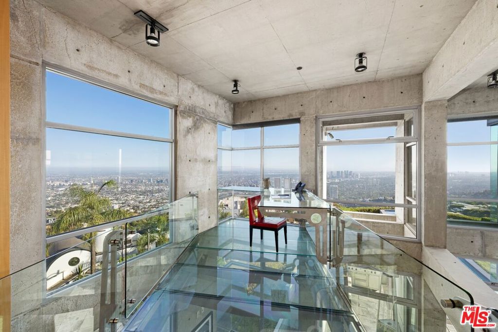 2260 Sunset Plaza Drive