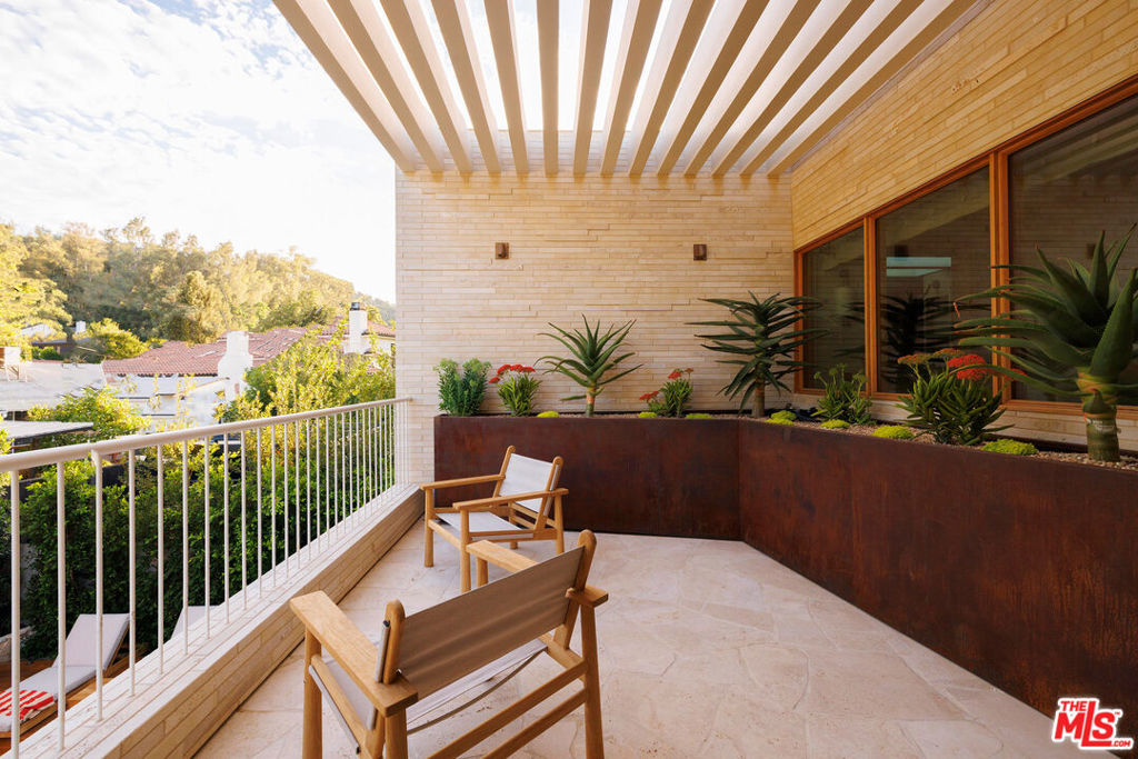 12128 Viewcrest Road