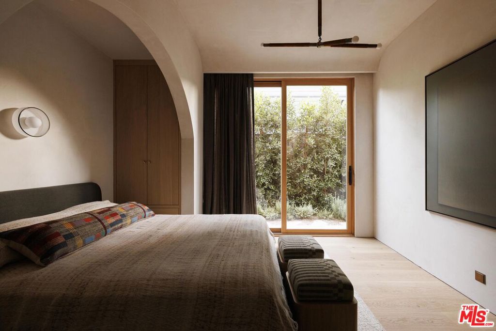 12128 Viewcrest Road