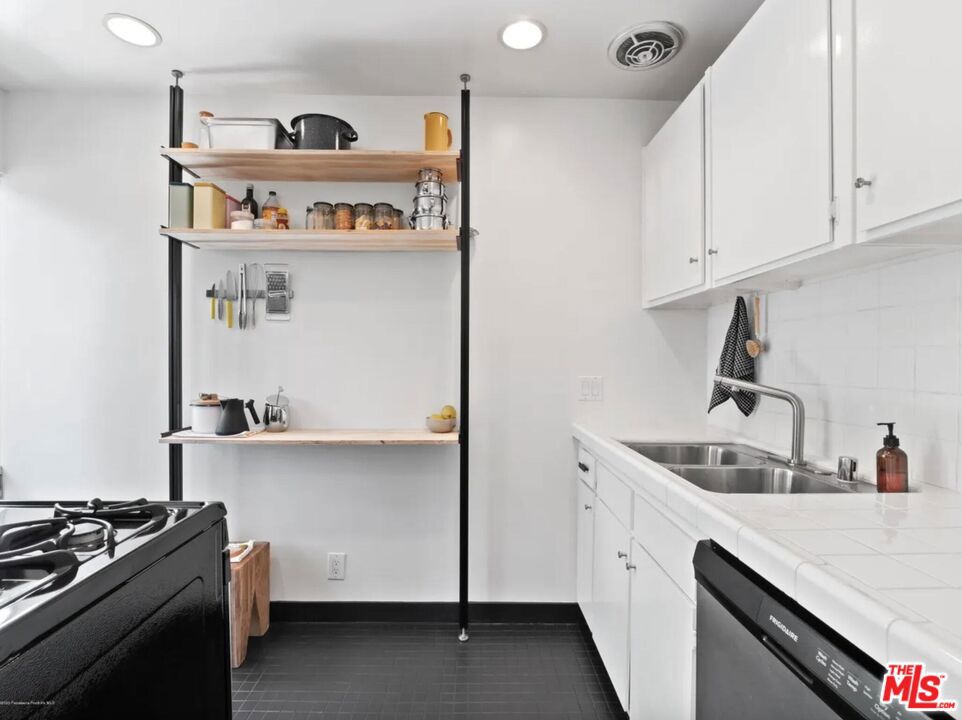 1145 Larrabee Street 20