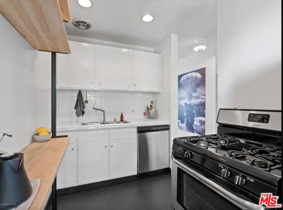 1145 Larrabee Street 20