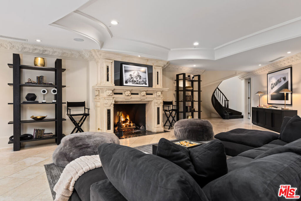 1091 Laurel Way