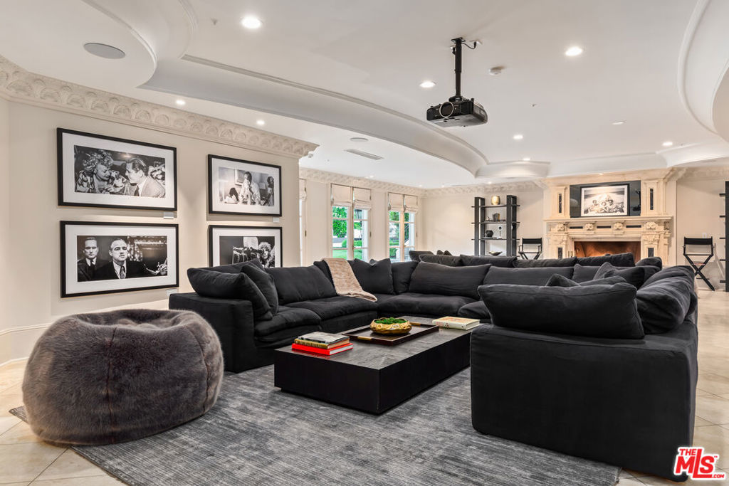1091 Laurel Way