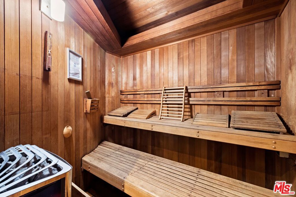 1440 Veteran Avenue 526