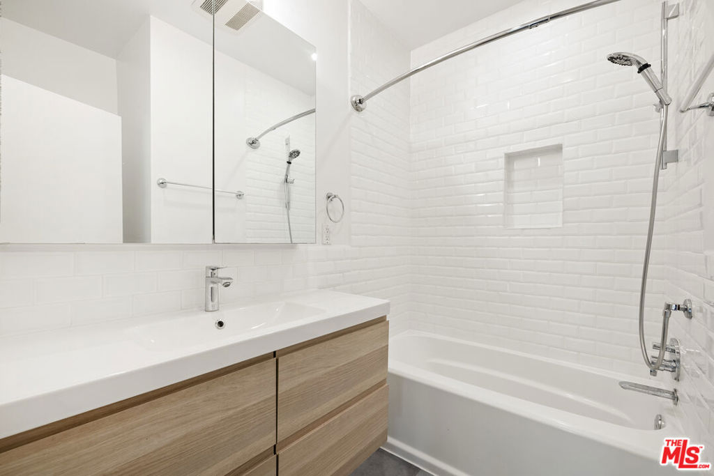 1440 Veteran Avenue 526