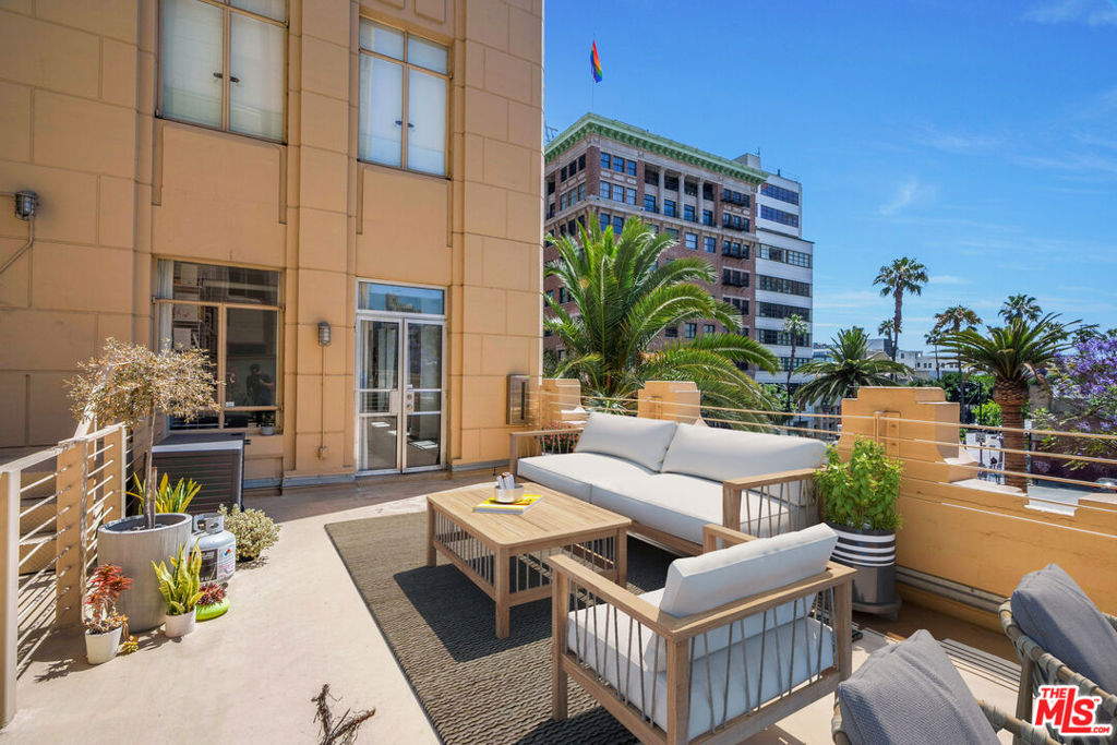 6253 Hollywood Boulevard 302