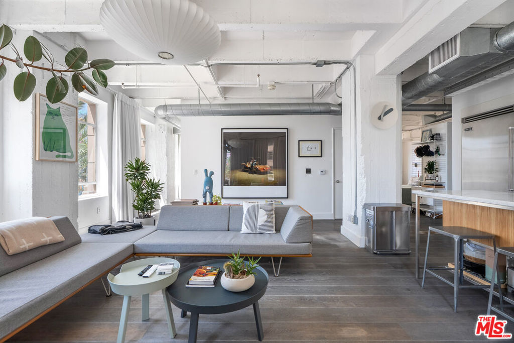 6253 Hollywood Boulevard 302