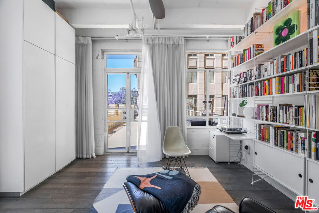 6253 Hollywood Boulevard 302