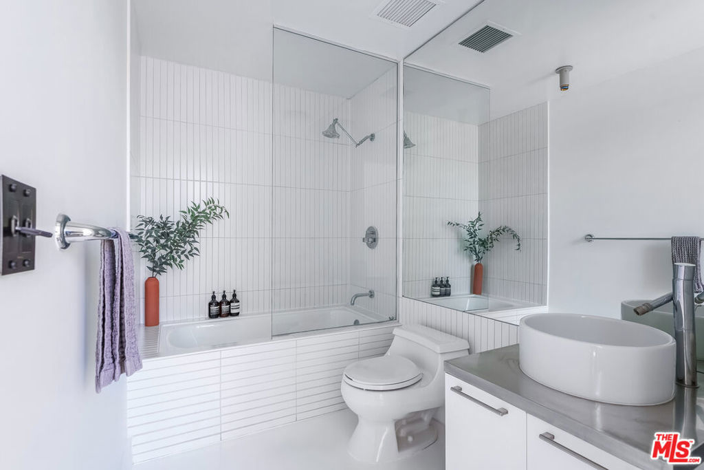 6253 Hollywood Boulevard 302