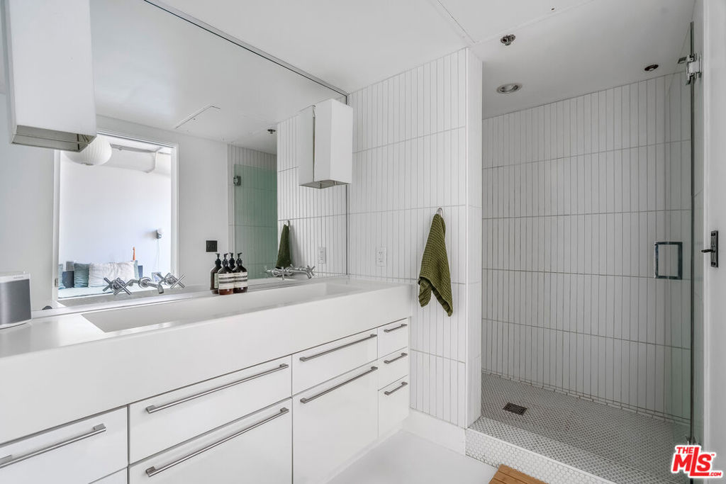 6253 Hollywood Boulevard 302