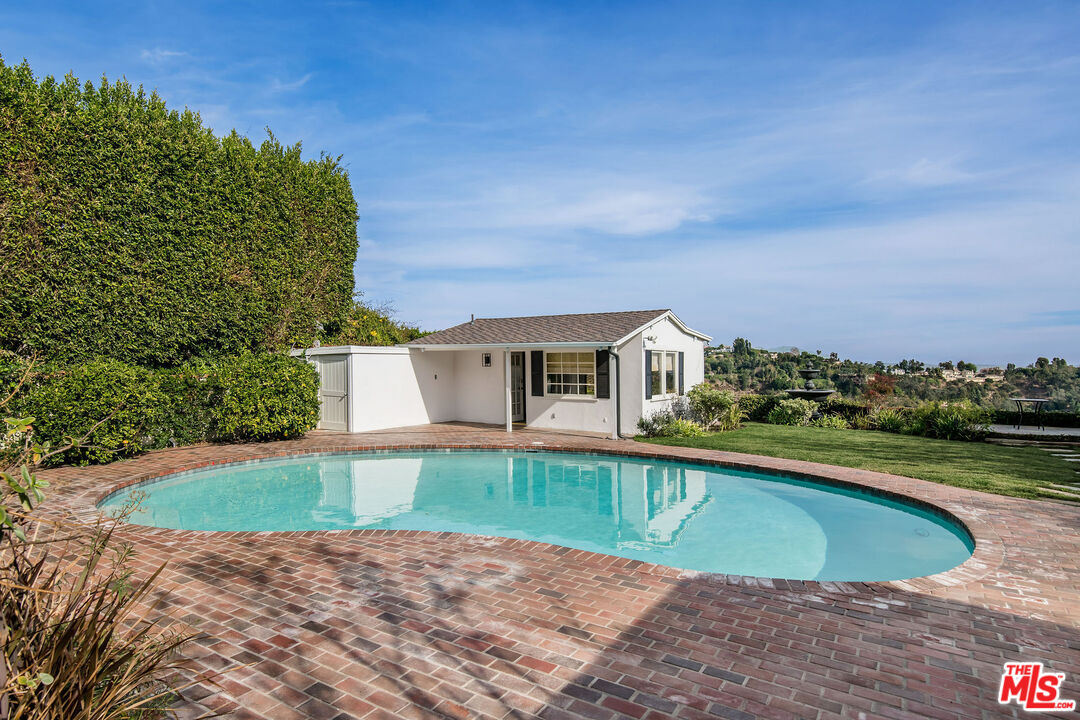 1110 Stradella Rd