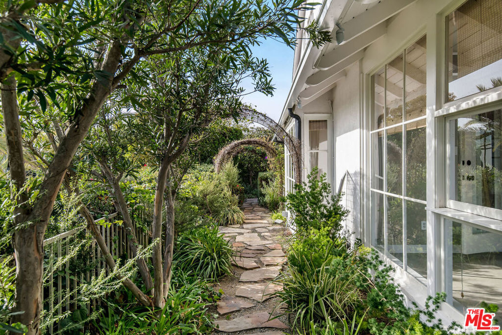 1110 Stradella Road