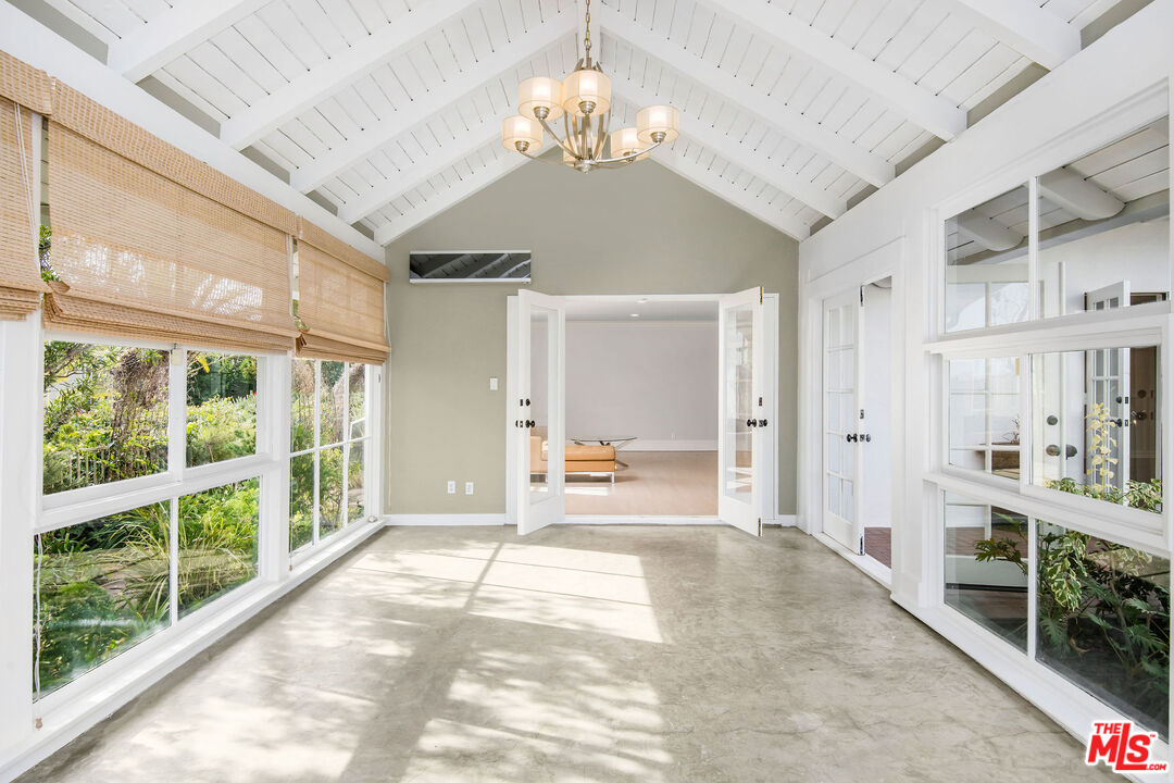 1110 Stradella Rd