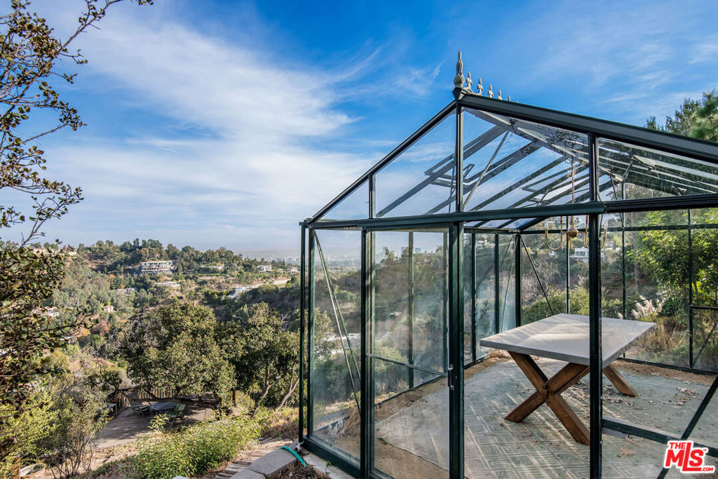 1110 Stradella Road