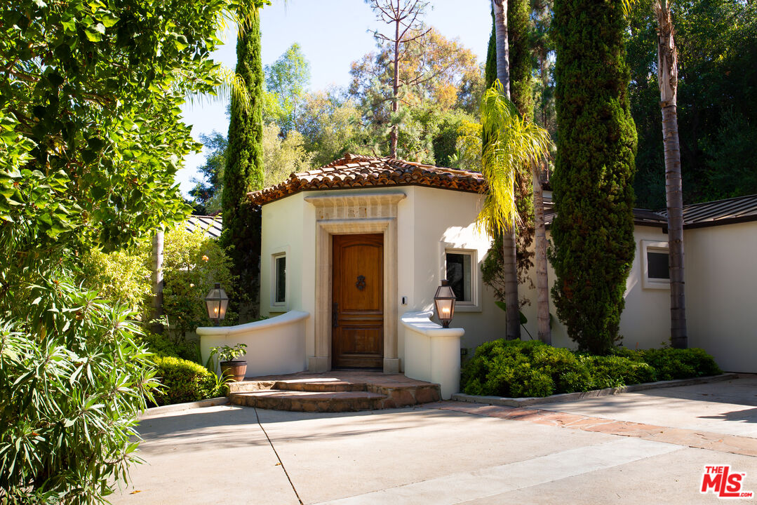 1031 Cove Way