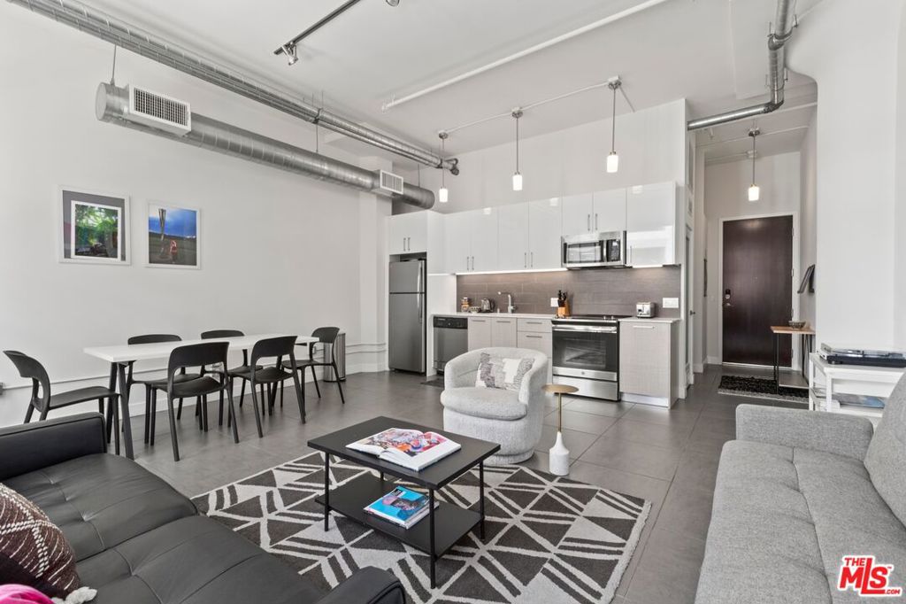 939 S Broadway 505