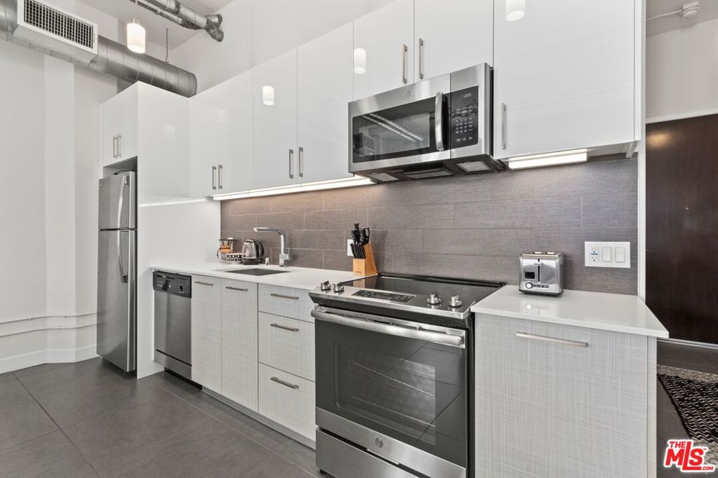 939 S Broadway 505