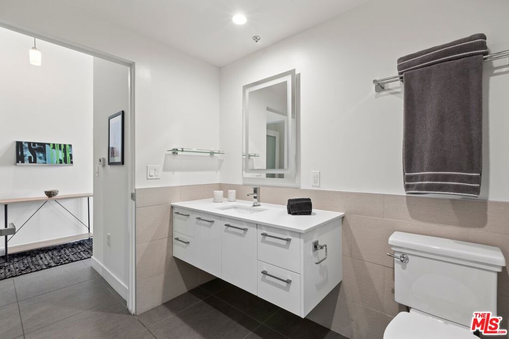 939 S Broadway 505