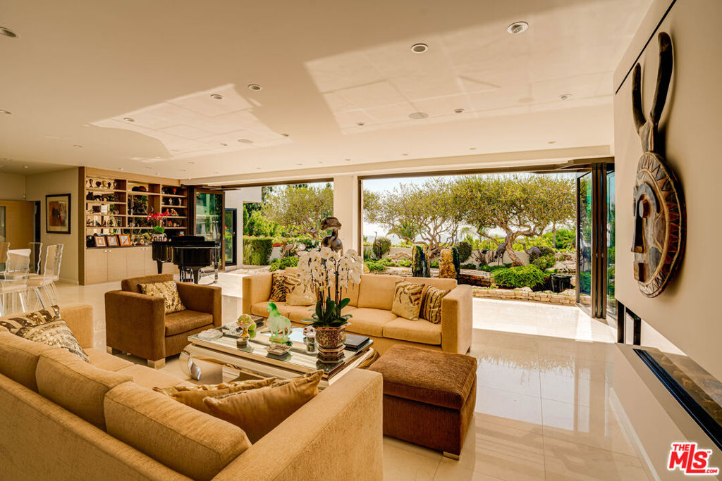 1821 Loma Vista Drive