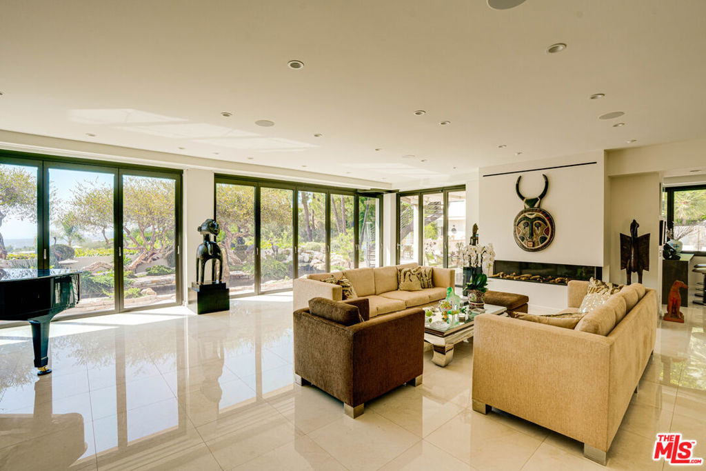 1821 Loma Vista Drive