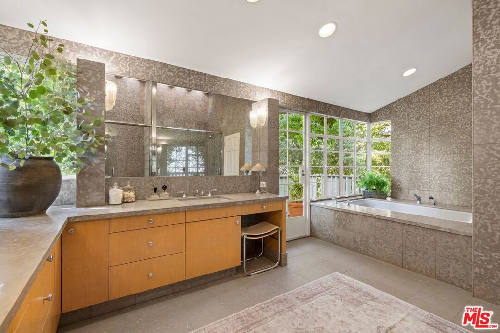 10339 Glenbarr Avenue