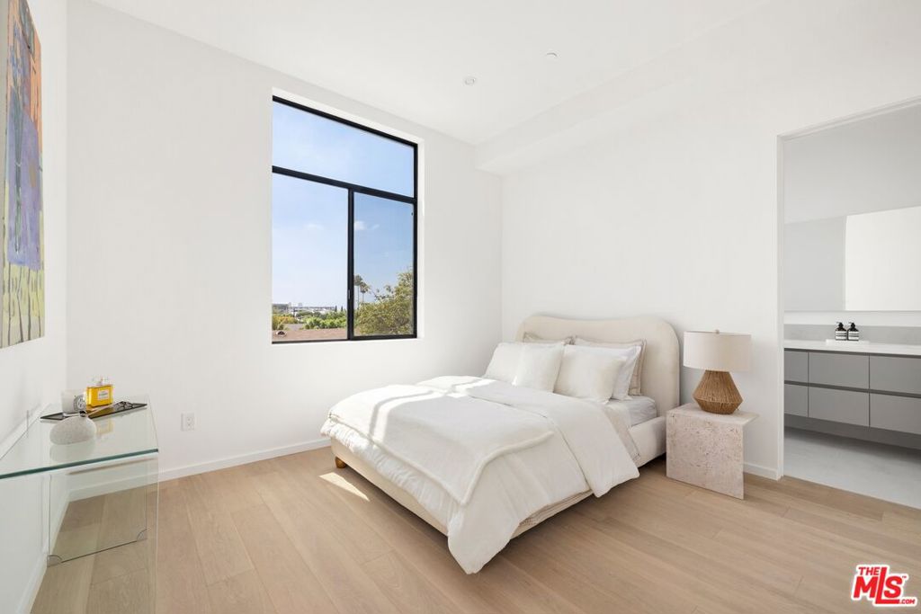 1227 N Formosa Avenue 4