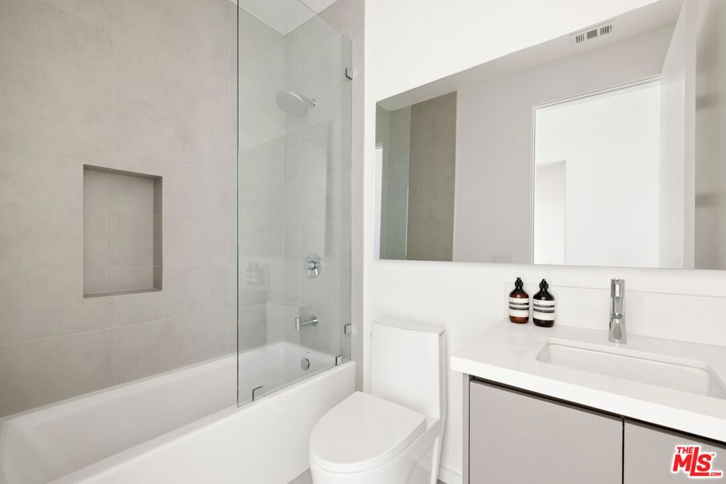 1227 N Formosa Avenue 4