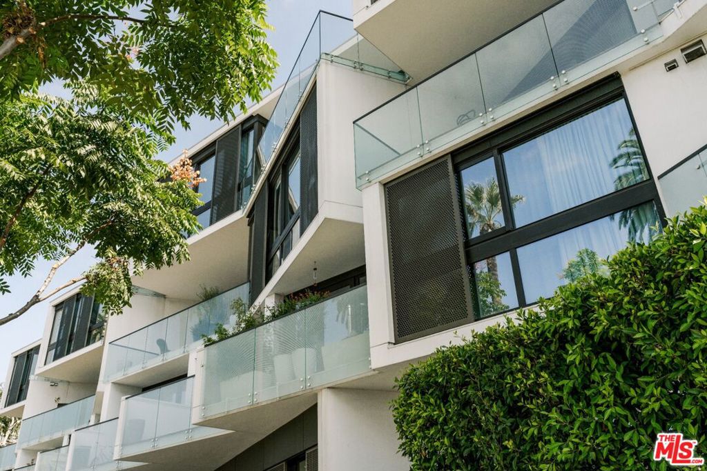 702 N Doheny Drive 302