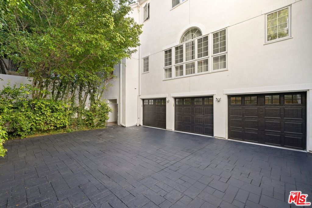 851 Devon Avenue