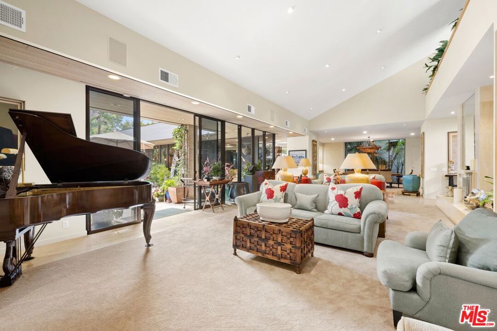 715 N Beverly Drive