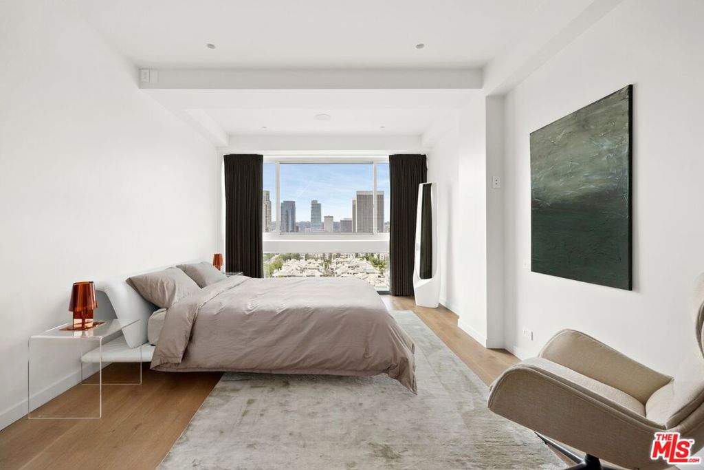2222 Avenue Of The Stars 2103
