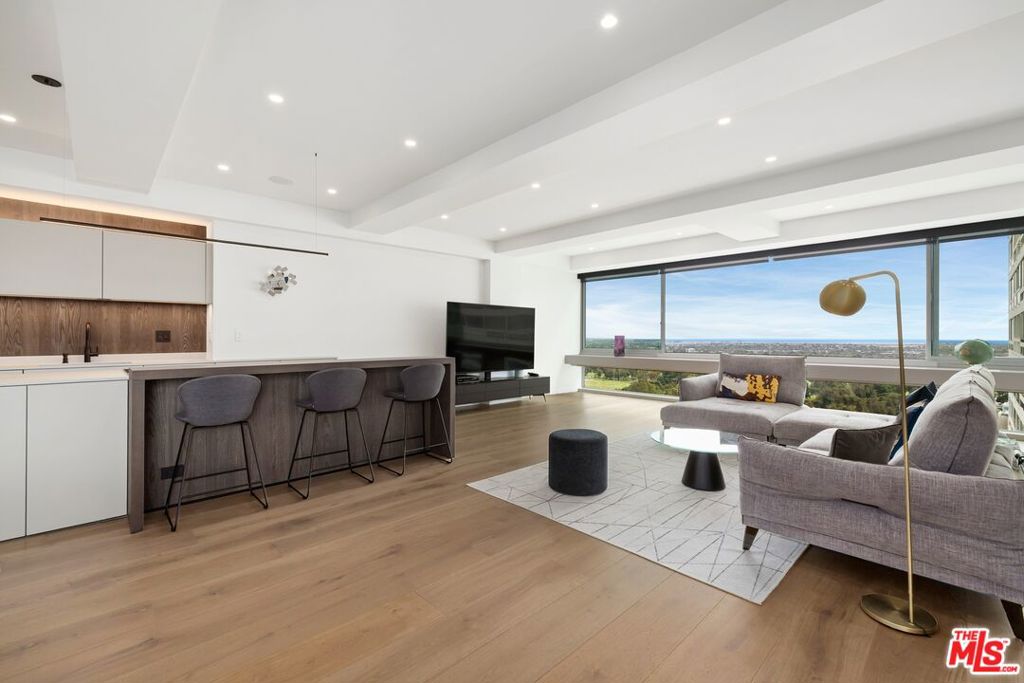 2222 Avenue Of The Stars 2103