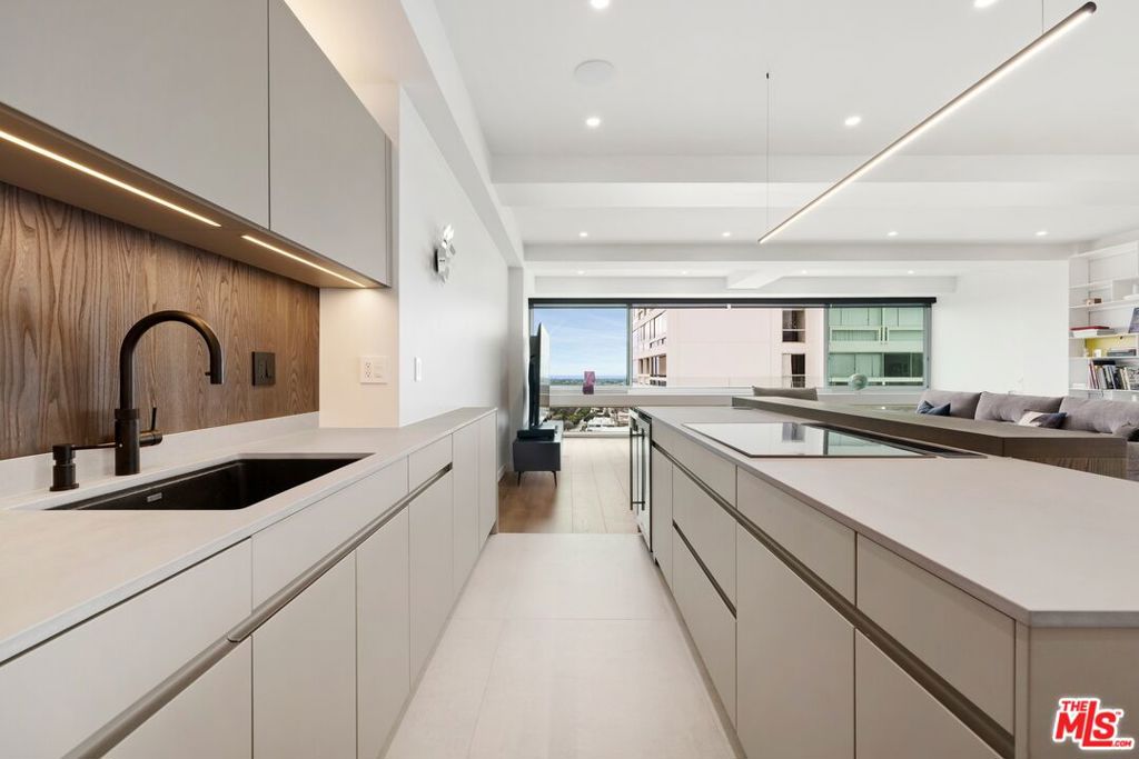 2222 Avenue Of The Stars 2103
