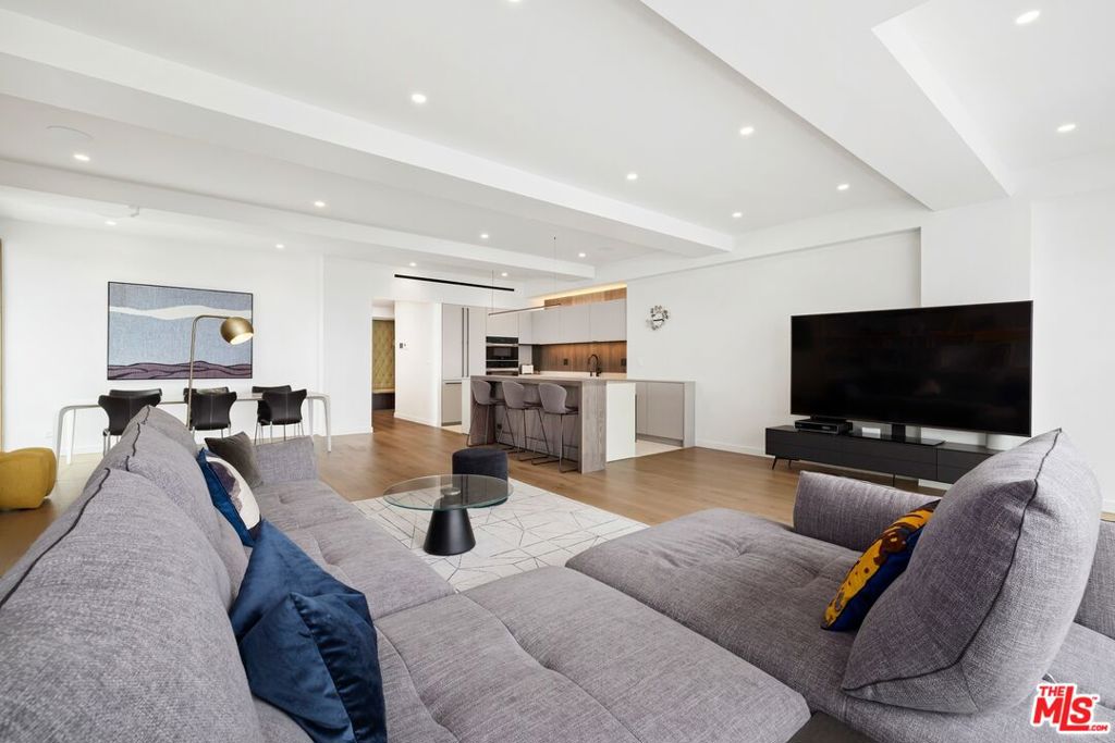 2222 Avenue Of The Stars 2103