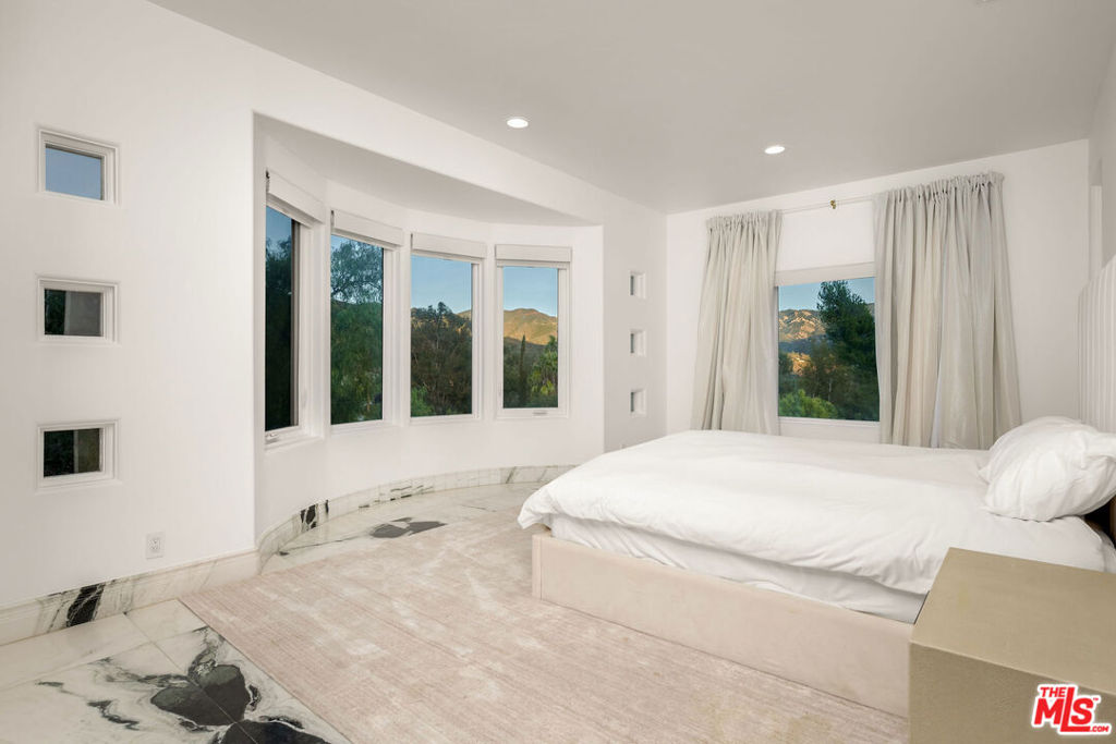 25665 1/2 Mulholland Highway