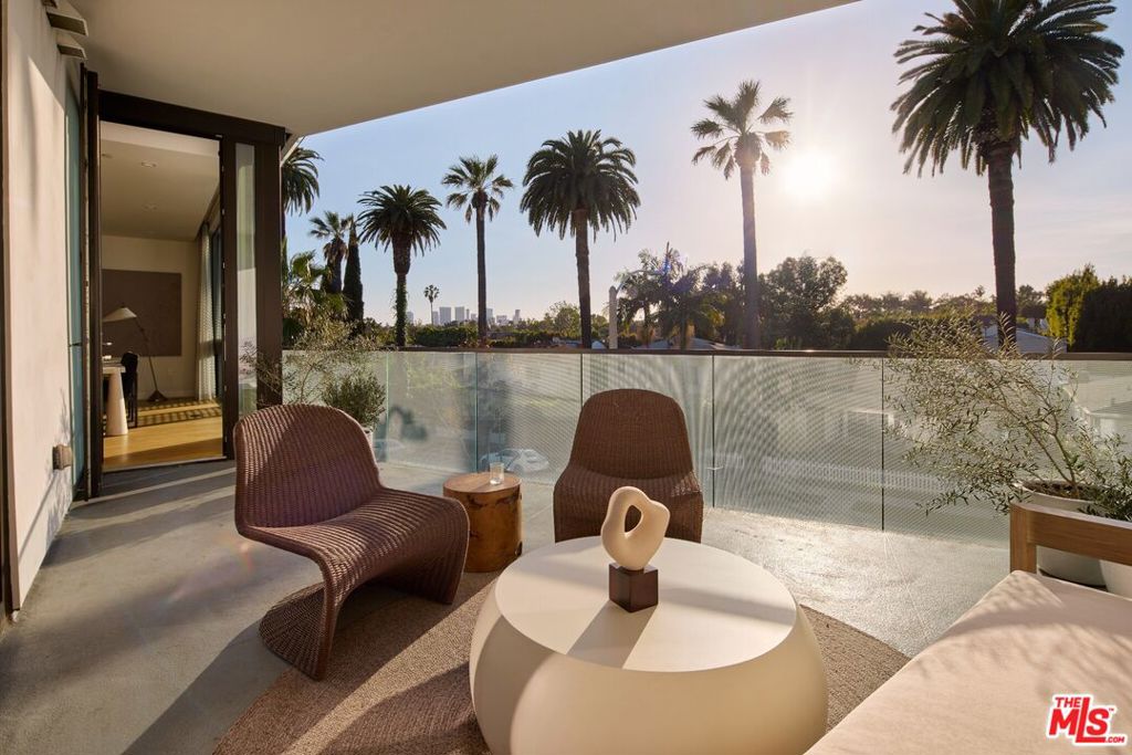 702 N Doheny Drive 301