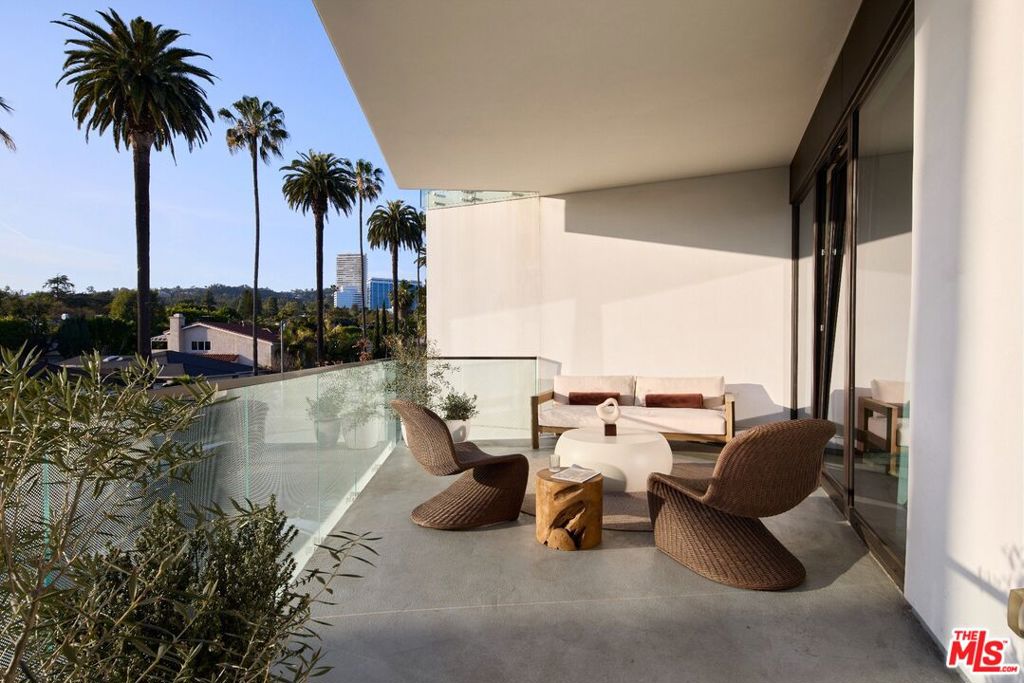 702 N Doheny Drive 301