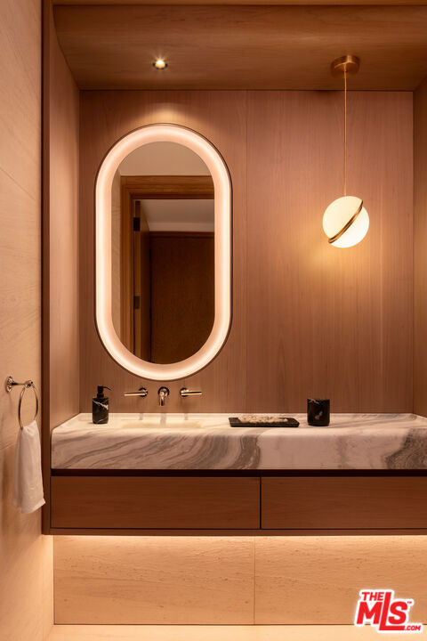 9900 S Santa Monica Boulevard 2D