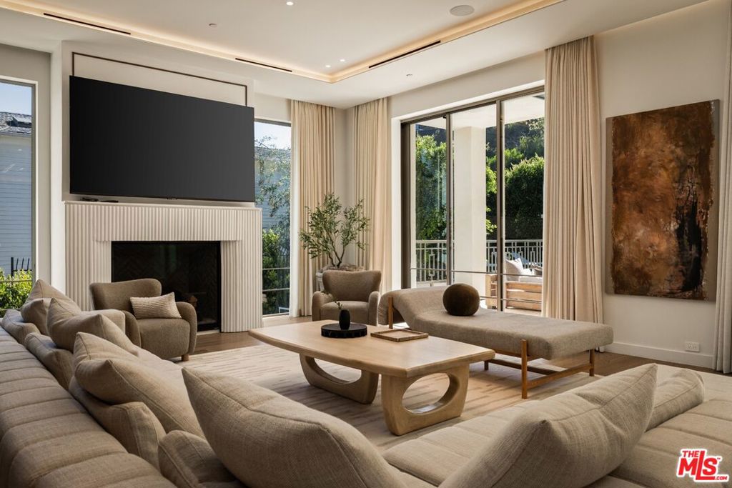1395 N Doheny Drive