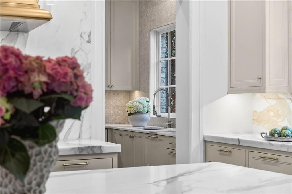 660 W Conway Drive NW